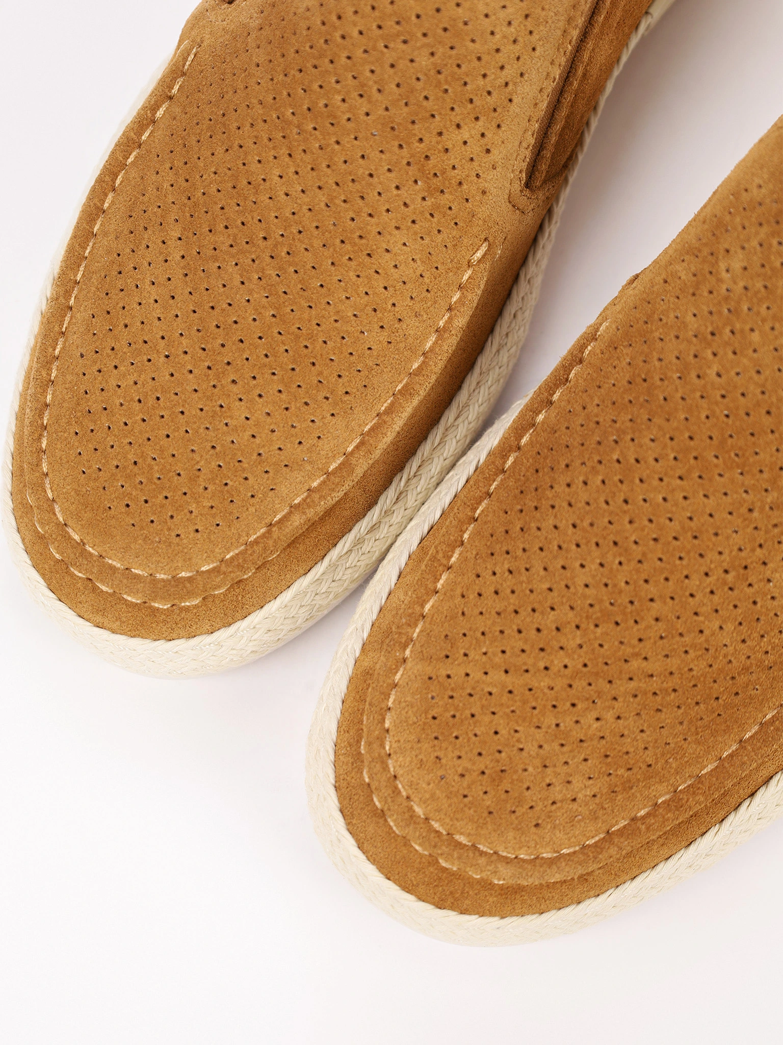 Мокасины коричневого цвета с перфорацией на низкой подошве